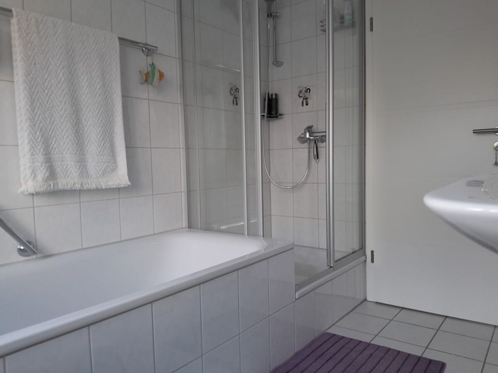 Bad mit Wanne und Dusche