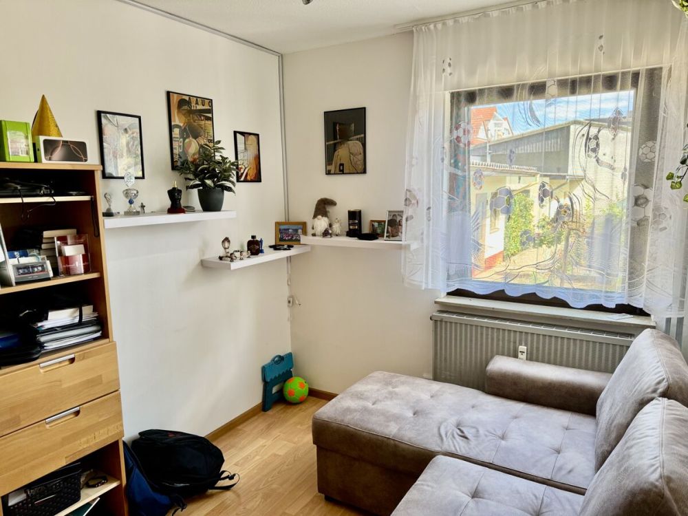 Ein- bis Zweifamilienhaus in idyllischer Ortslage
- großer Garten, 3 Garagen -