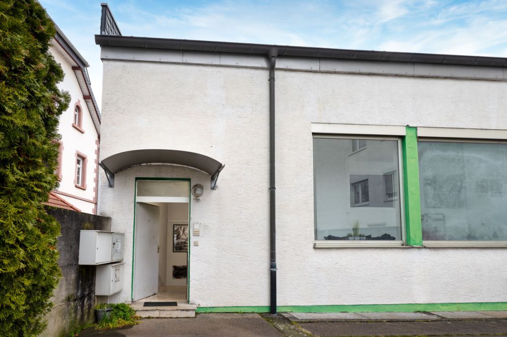 Vielseitiges Gewerbeobjekt mit zwei Ladeneinheiten, großzügiger Nutzfläche und PKW-Stellplätzen