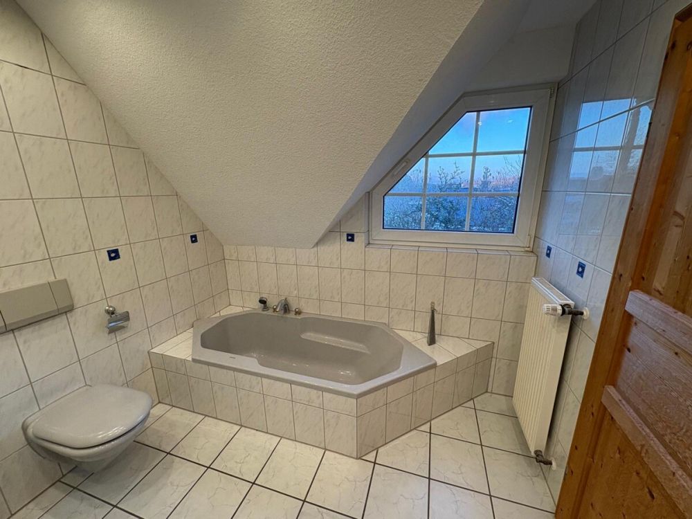 Wohnung 2: Badezimmer mit Wanne und Dusche