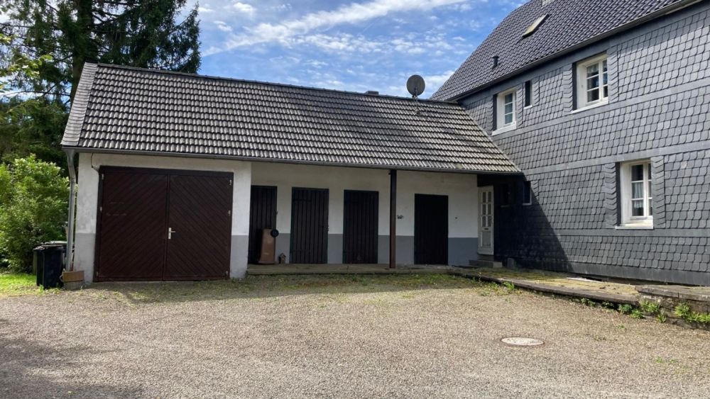 Renovierungsbedürftiges Fachwerkhaus mit Nebengebäude in Lindlar-Kapellensüng