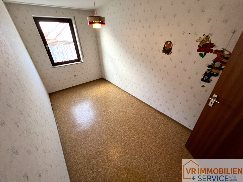 Einfamilienwohnhaus mit Nebengebäuden und Scheune im Ortskern von 97702 Seubrigshausen!