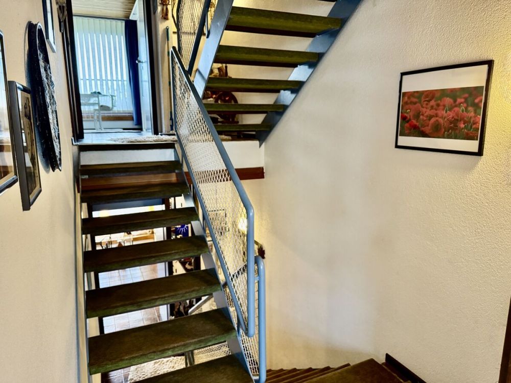 Architektur mit Charakter
großzügiges Split-Level-Haus mit 
separaten Vordergebäude, Garten & Garage