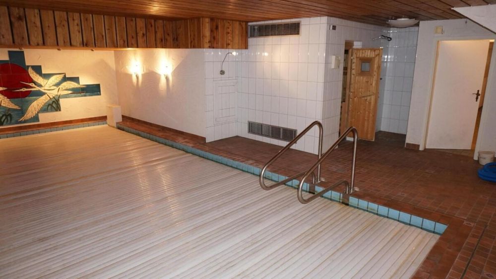 Schwimmhalle mit Sauna