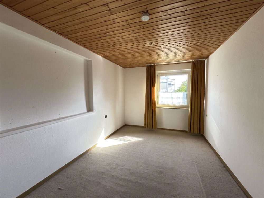 Attraktives Zweifamilienhaus mit großem Grundstück