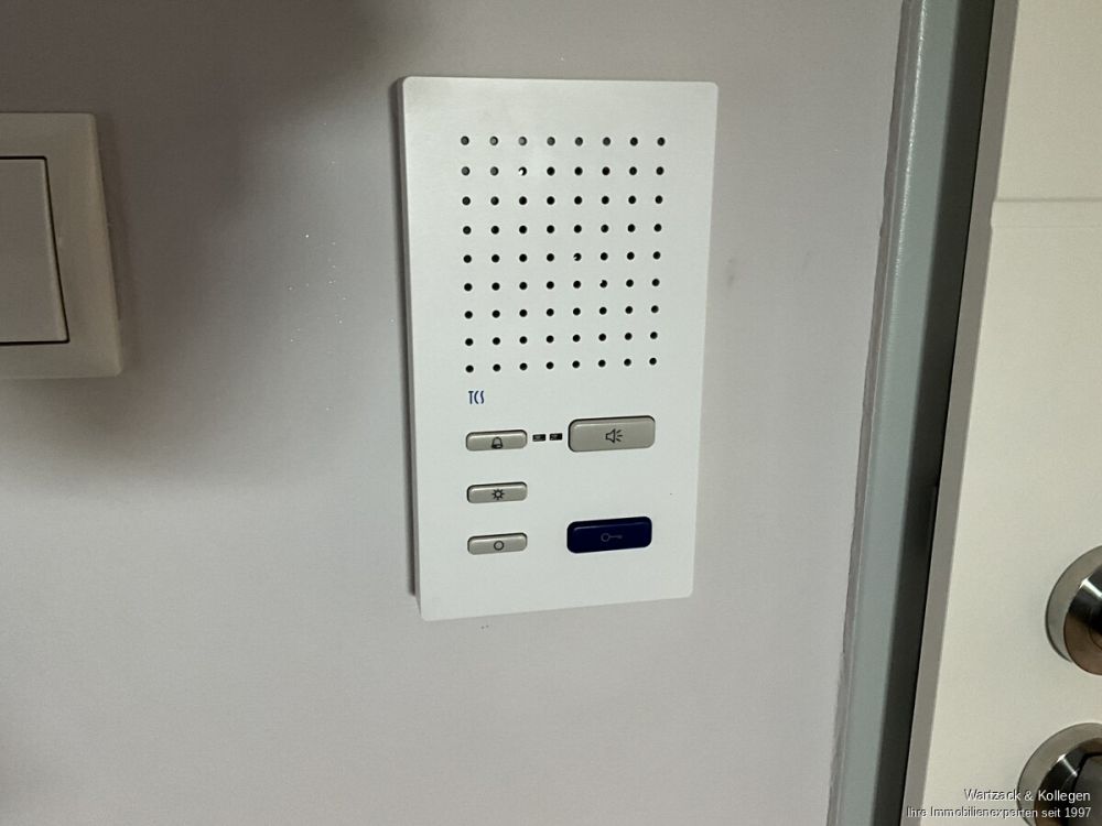 Hier müssen Sie nur noch einziehen- renovierte 3,5-Zimmer-Wohnung mit EBK, Balkon und Garage