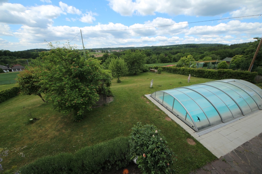 Schwimmbad mit Überdachung