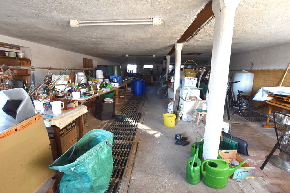 Viel Platz für Familie, 
Beruf oder Hobby!
Zweifamilienhaus mit Stall 
und weiteren Nebengebäuden