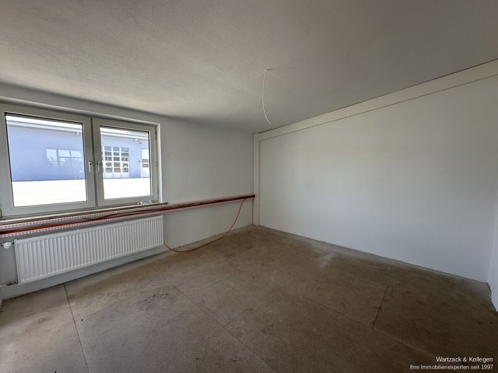 Vollständig neu renovierte Produktionshalle 
mit separater Bürofläche
- zusätzliche Halle möglich