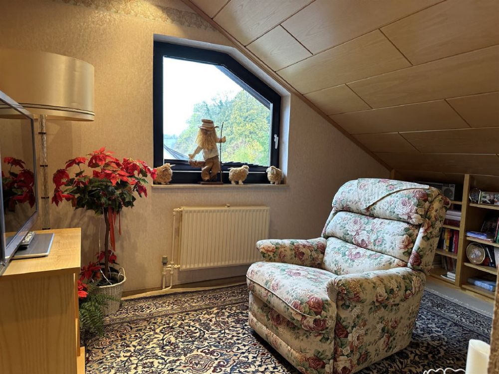 Luxus trifft Funktionalität: Einfamilienhaus mit Büro in Top-Lage