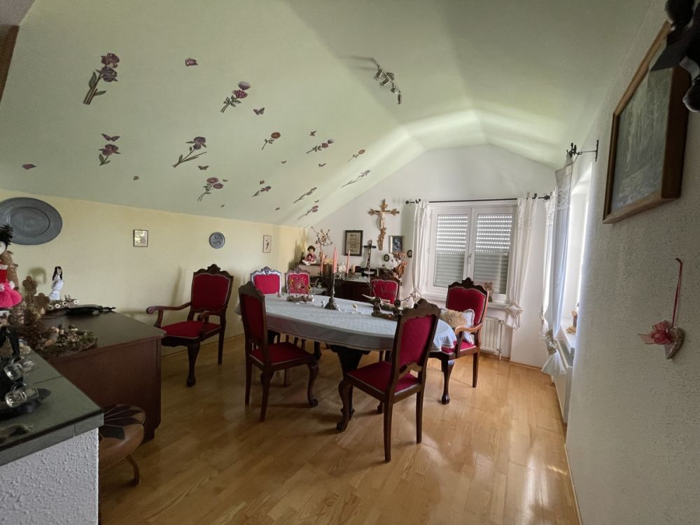 Wohnhaus in Traumlage mit vier Garagen und Nebengebäuden im Ort Griesbach