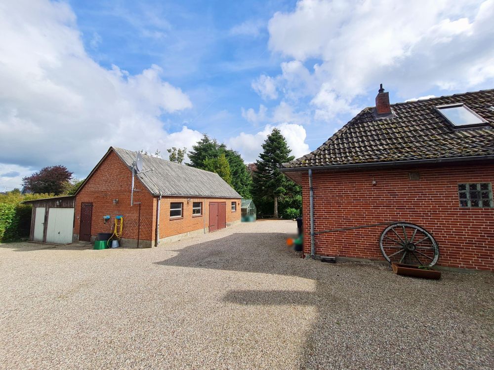 Großzügiges EFH samt liebevoll angelegtem, gepflegten Grundstück in Behrendorf