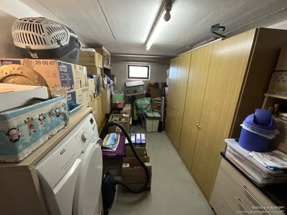 Gepflegte und gut geschnittene 
3,5-Zimmer-Wohnung 
im 1. OG 
inkl. Garage und Einbauküche