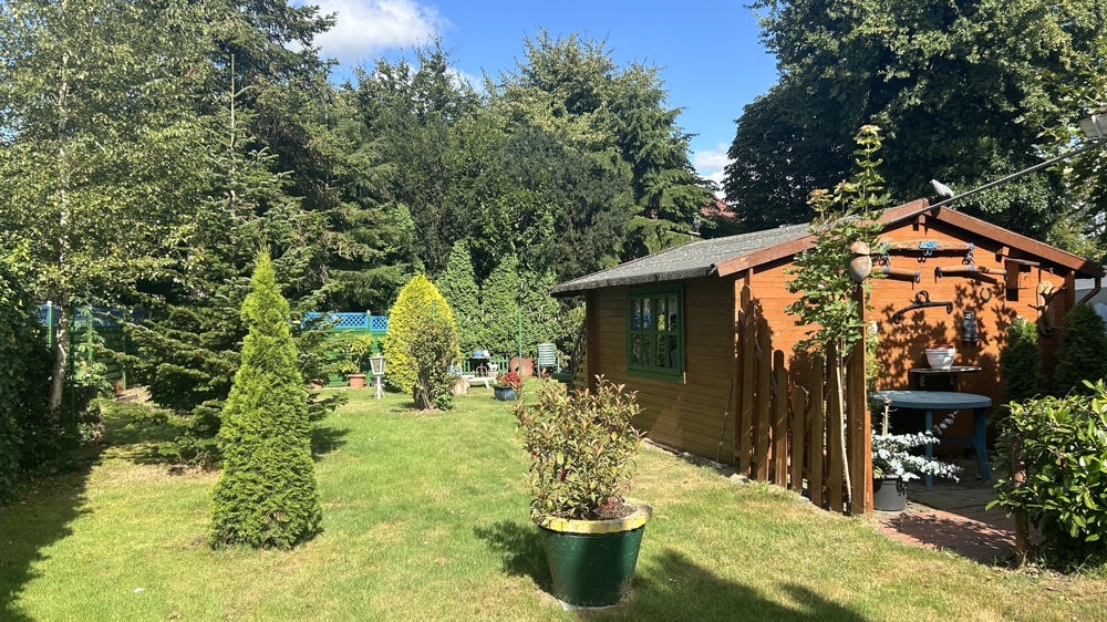 Ein-/Zweifamilienhaus mit großzü. Garten, Garage sowie abtrennbarem Bauplatz in Edewecht-Osterscheps