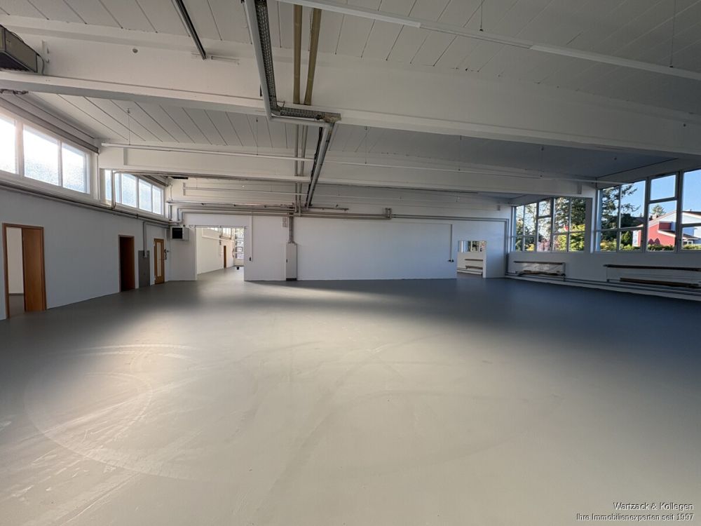 2 vollständig neu renovierte Produktionshallen 
mit separater Bürofläche