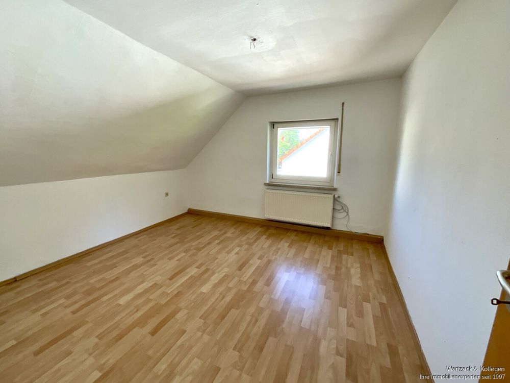 Komplett frei! 
Zweifamilienhaus mit zusätzlicher Einliegerwohnung im DG 
in Büchenbach