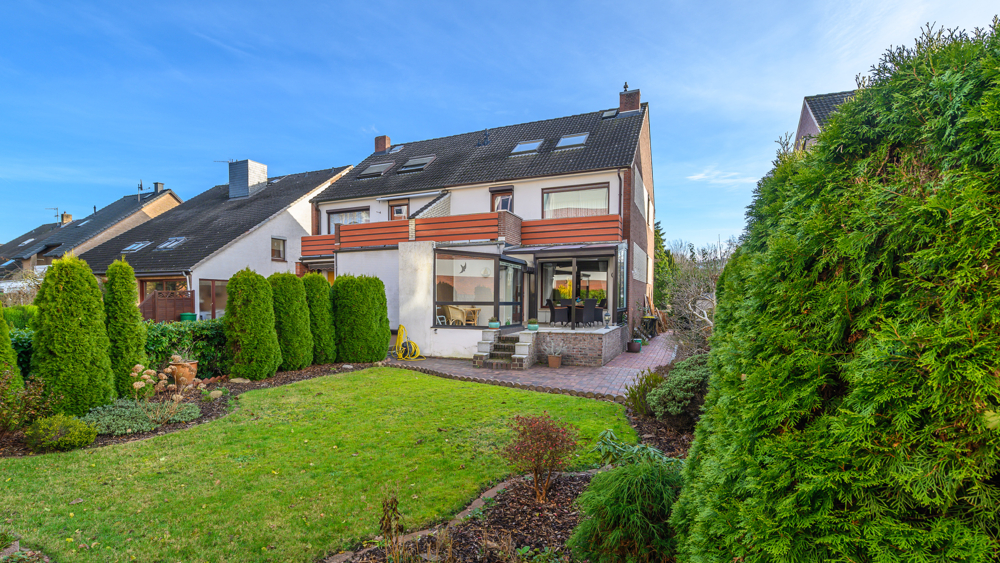 rückwärtige Hausansicht mit Einblick in den Garten