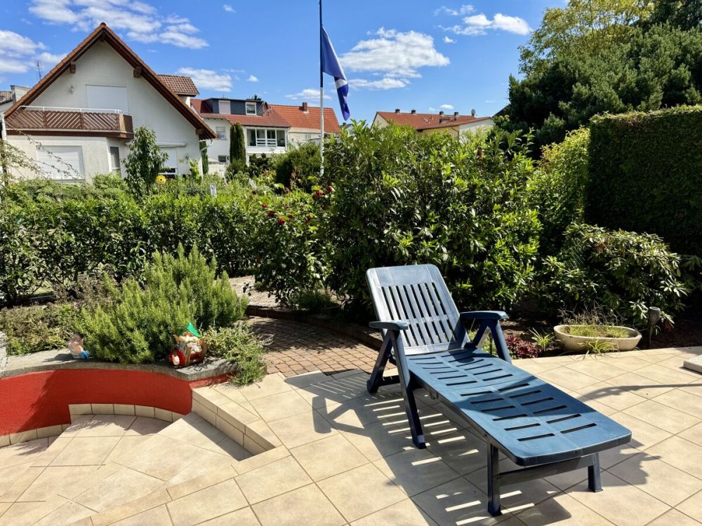 Ein- bis Zweifamilienhaus in idyllischer Ortslage
- großer Garten, 3 Garagen -