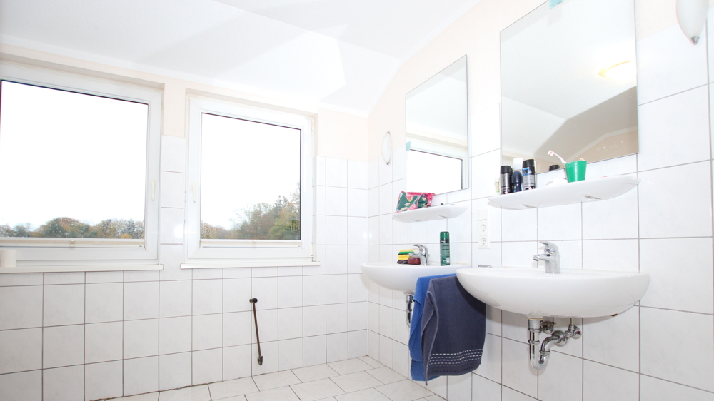 Großzügiges EFH mit Modernisierungsbedarf u. Garage auf großem Grundstück in Alleinlage von Edewecht