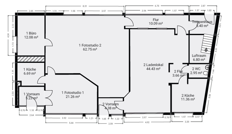 Vielseitiges Gewerbeobjekt mit zwei Ladeneinheiten, großzügiger Nutzfläche und PKW-Stellplätzen