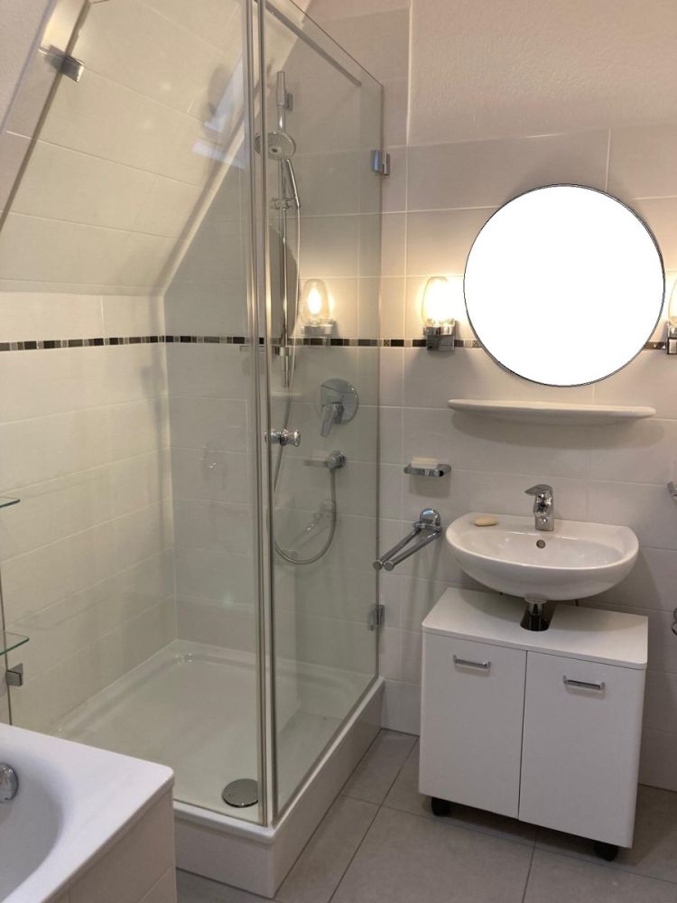 Helles Bad mit Wanne und Dusche