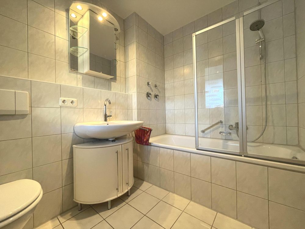 tagesbelichtetes Bad mit Duschabtrennung