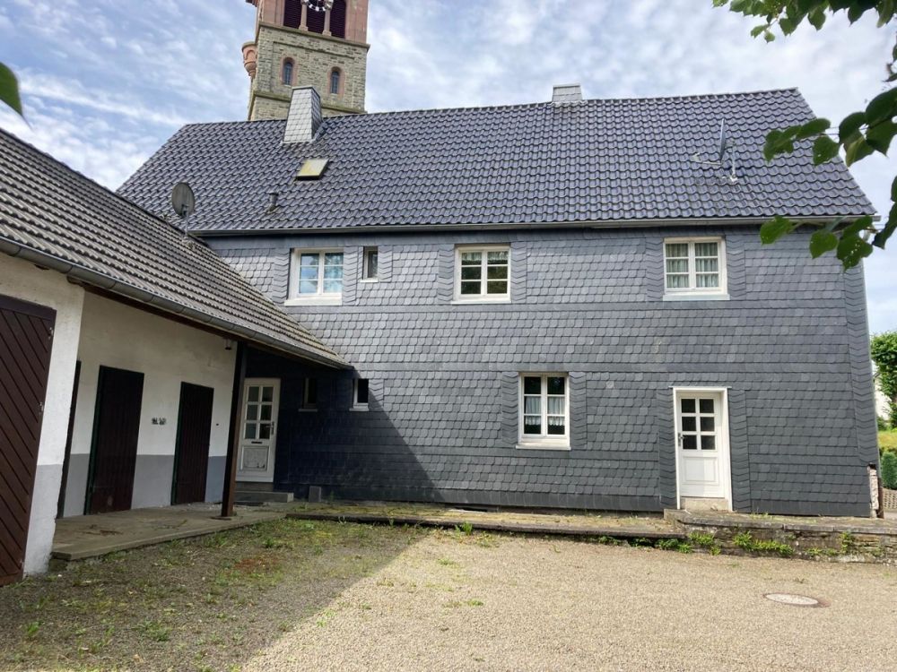 Renovierungsbedürftiges Fachwerkhaus mit Nebengebäude in Lindlar-Kapellensüng