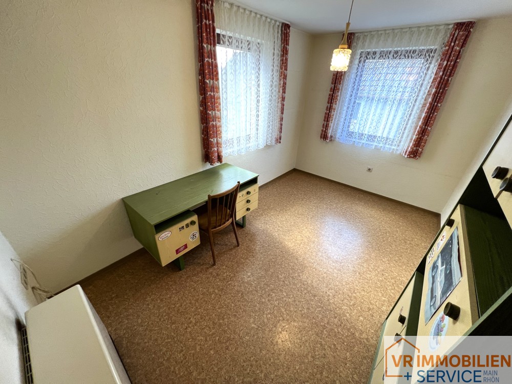 Einfamilienwohnhaus mit Nebengebäuden und Scheune im Ortskern von 97702 Seubrigshausen!