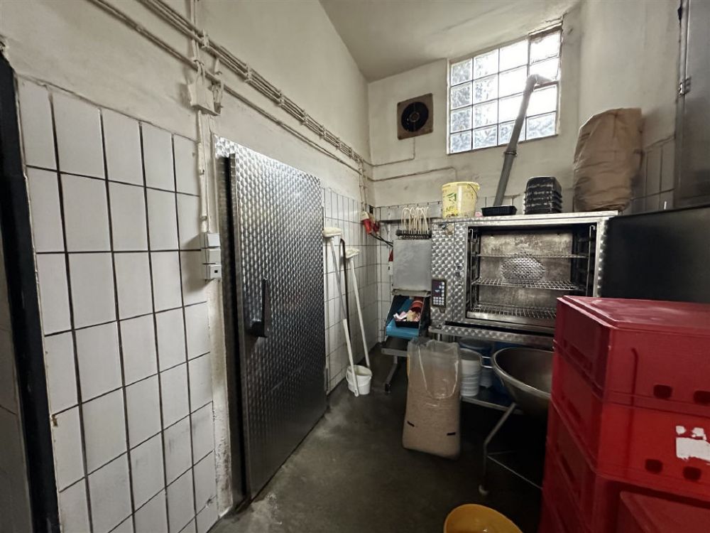 Wohn- und Geschäftshaus mit Ausbaupotenzial in zentraler Lage!