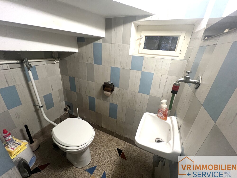 Haus mit Geschichte: Ehemaliger Dorfladen mit Wohnhaus und Nebengebäuden in 97645 Urspringen!