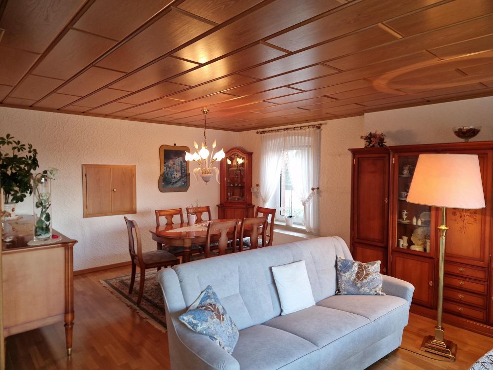 Essbereich mit Durchreiche zur Küche