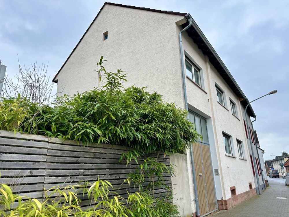 Charmante, gepflegte Immobilie mit Potenzial
Garagen, Carport und Garten