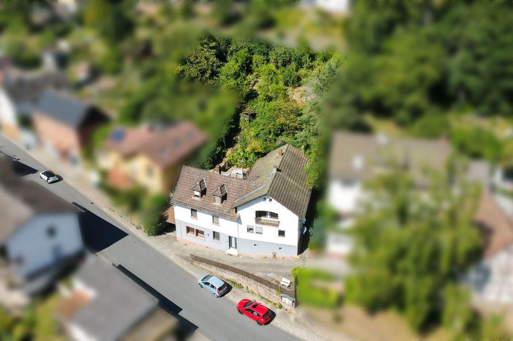 Selbstnutzer & Kapitalanleger aufgepasst:  2-Familienhaus mit Garagentrakt und viel Potential!