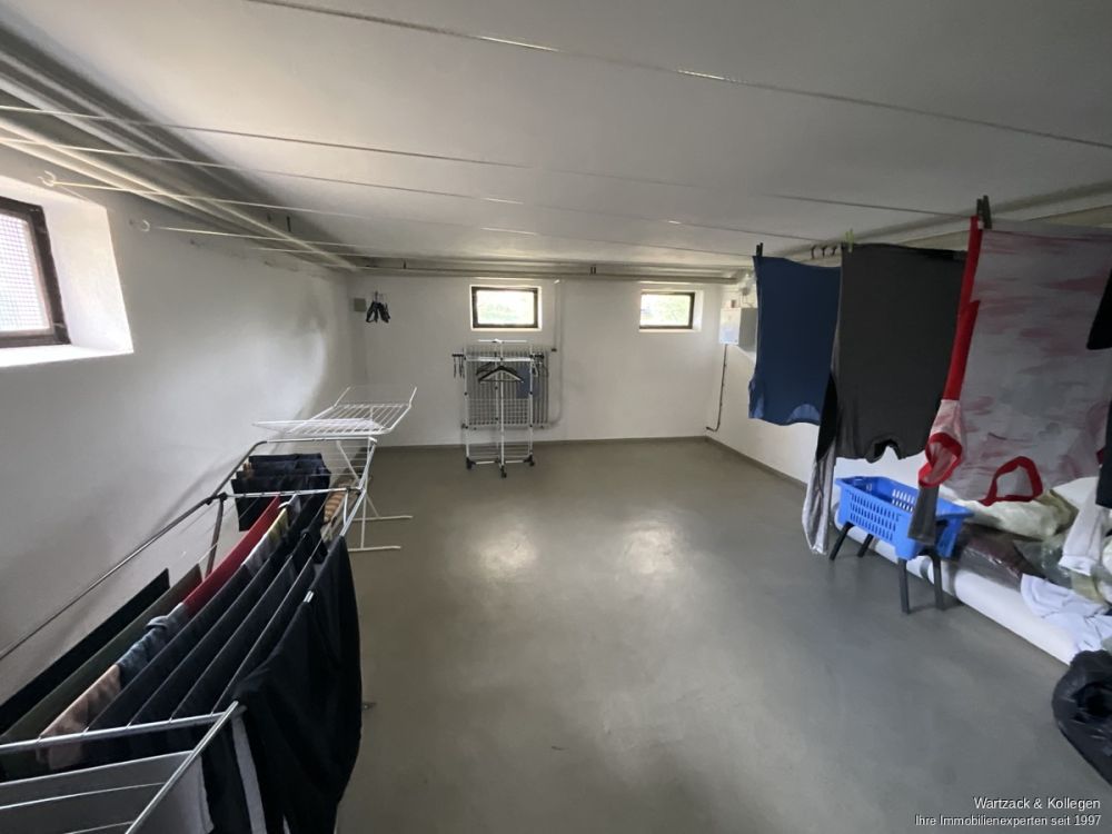 Hier müssen Sie nur noch einziehen- renovierte 3,5-Zimmer-Wohnung mit EBK, Balkon und Garage