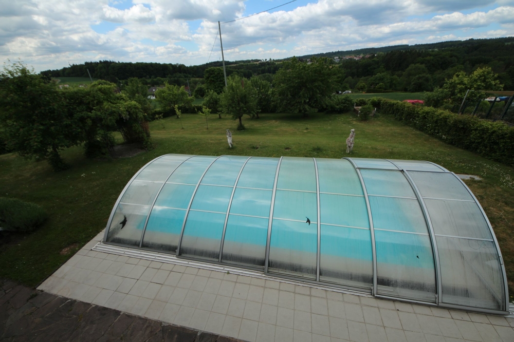 Schwimmbad mit Überdachung