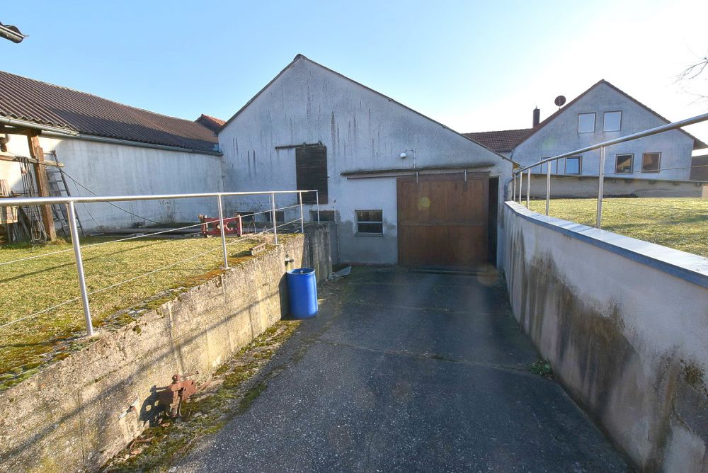 Viel Platz für Familie, 
Beruf oder Hobby!
Zweifamilienhaus mit Stall 
und weiteren Nebengebäuden