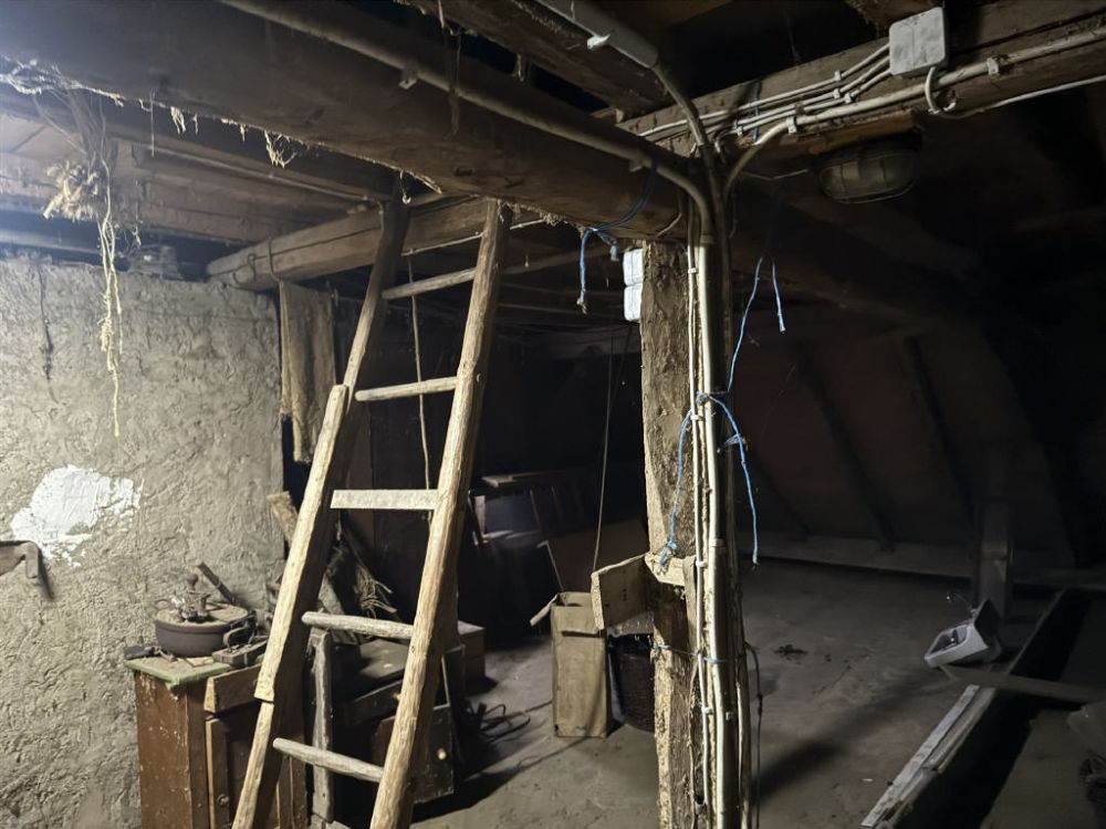 Altes Haus mit riesigen Lagerflächen