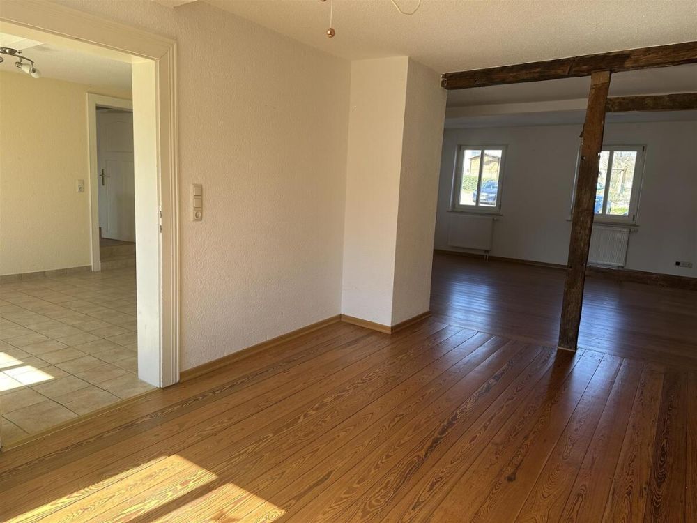 Esszimmer mit Blick ins Wohnzimmer und Küche Erdgeschoss