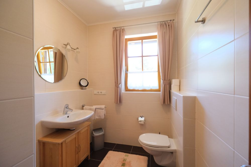 Modernes Mehrfamilienhaus mit Wohn- und Gewerbenutzung