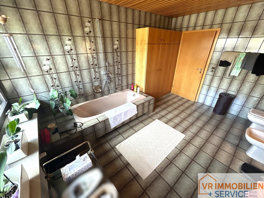 Ihre grüne Oase in 97638 Mellrichstadt ! Einfamilienhaus mit Doppelgarage und traumhaftem Grundstück!