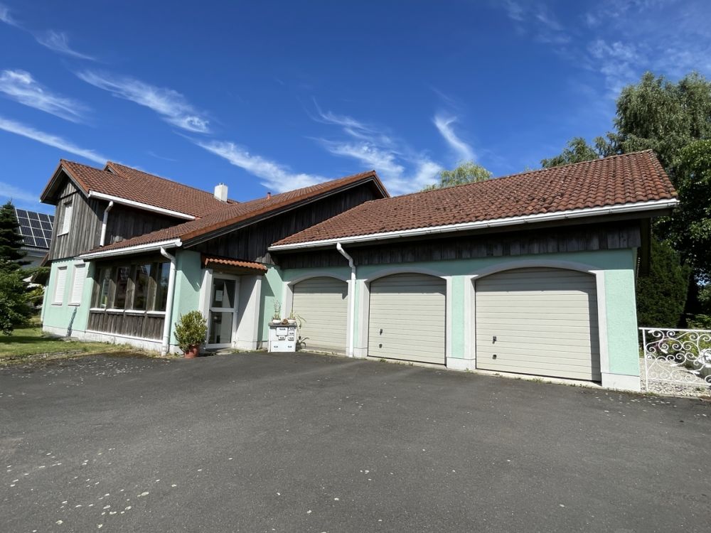 Wohnhaus in Traumlage mit vier Garagen und Nebengebäuden im Ort Griesbach
