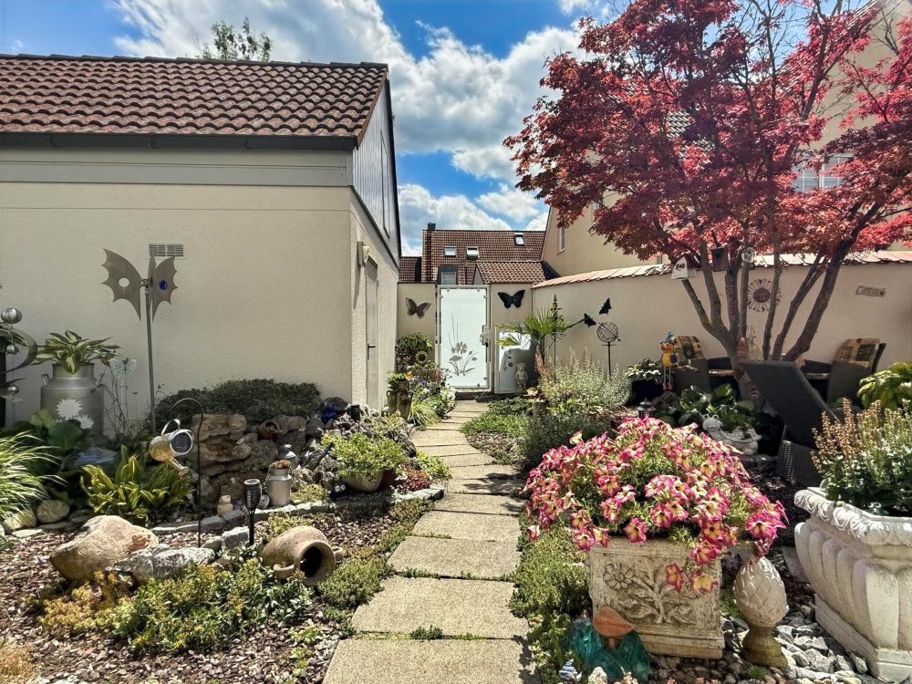 Hochwertig ausgestattetes REH mit viel Platz und traumhaft angelegtem Garten in Königsbrunn