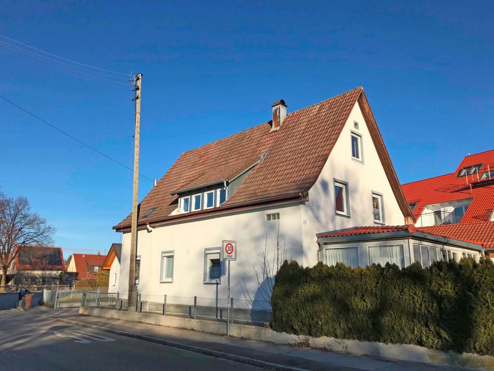 Große Dachgeschosswohnung mit Gartenanteil