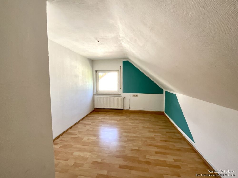 Komplett frei! 
Zweifamilienhaus mit zusätzlicher Einliegerwohnung im DG 
in Büchenbach