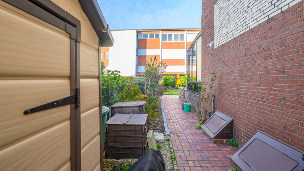 seitliche Zuwegung in den Garten