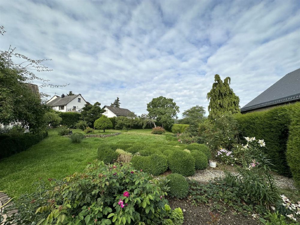 Sehr gepflegtes Einfamilienhaus mit großem Grundstück!