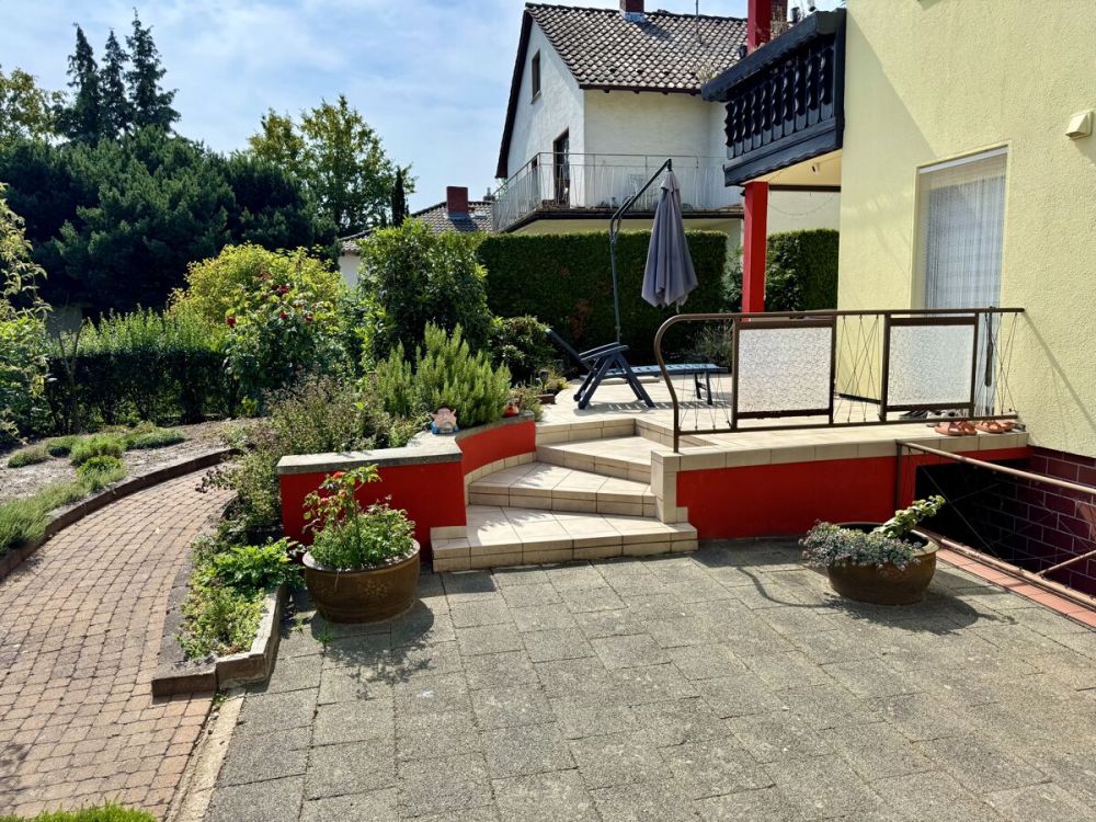 Ein- bis Zweifamilienhaus in idyllischer Ortslage
- großer Garten, 3 Garagen -