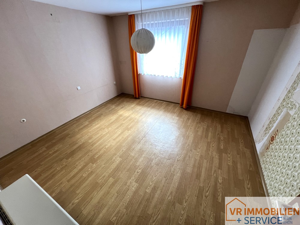 Einfamilienwohnhaus mit Nebengebäuden und Scheune im Ortskern von 97702 Seubrigshausen!