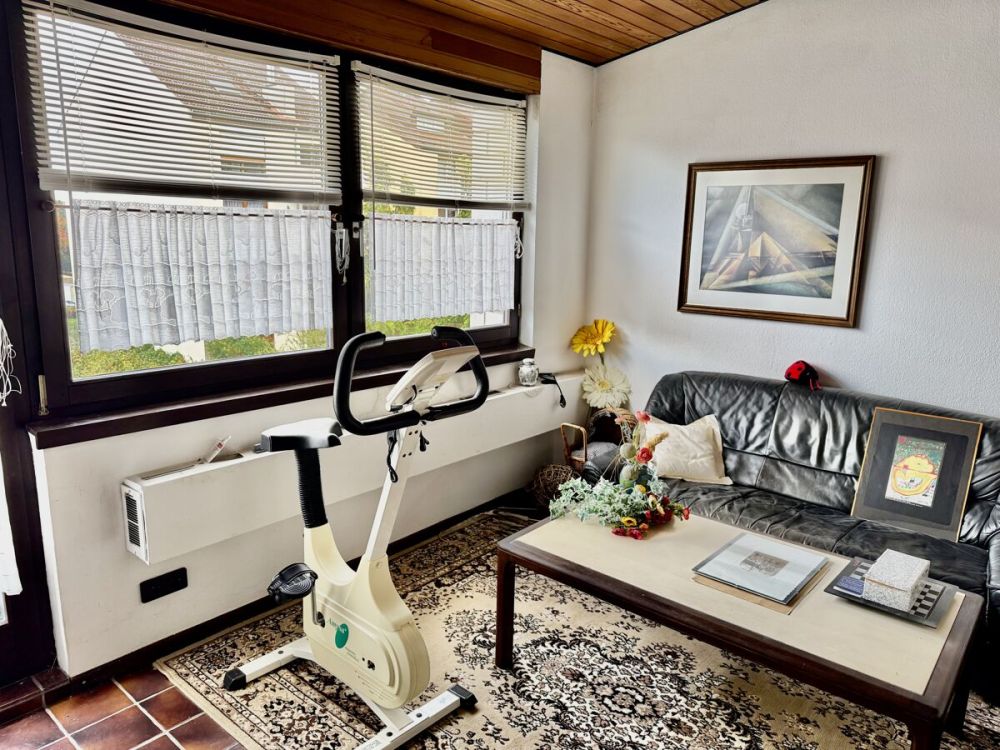 Architektur mit Charakter
großzügiges Split-Level-Haus mit 
separaten Vordergebäude, Garten & Garage