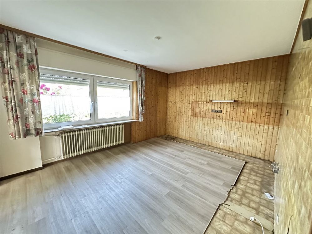 Attraktives Zweifamilienhaus mit großem Grundstück